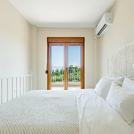 Tatil Evi With A Panoramic Sea View And Forest Polychrono